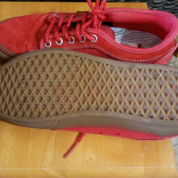 Red vans - Picture 3 of 8